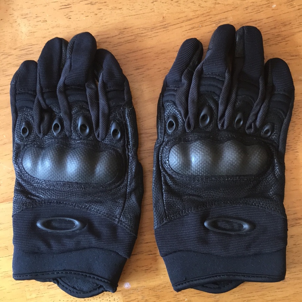 Oakley tactical assault gloves. Brand new